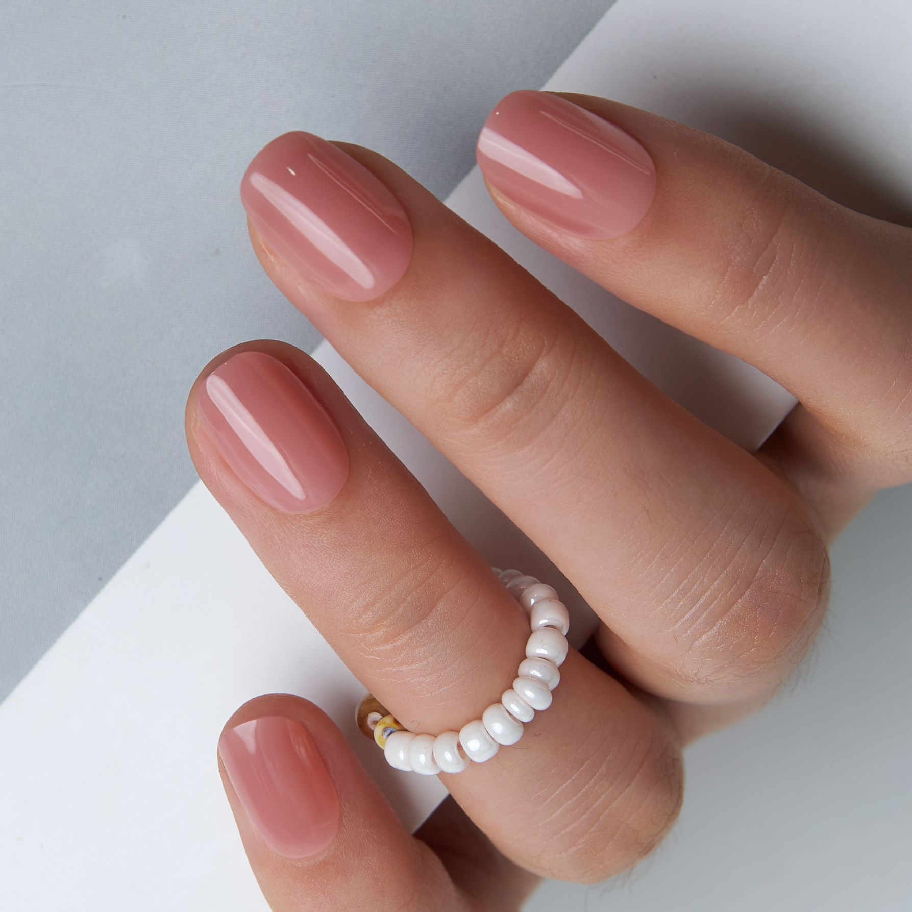 Simple Cute Rs squoval press-on nails from the side