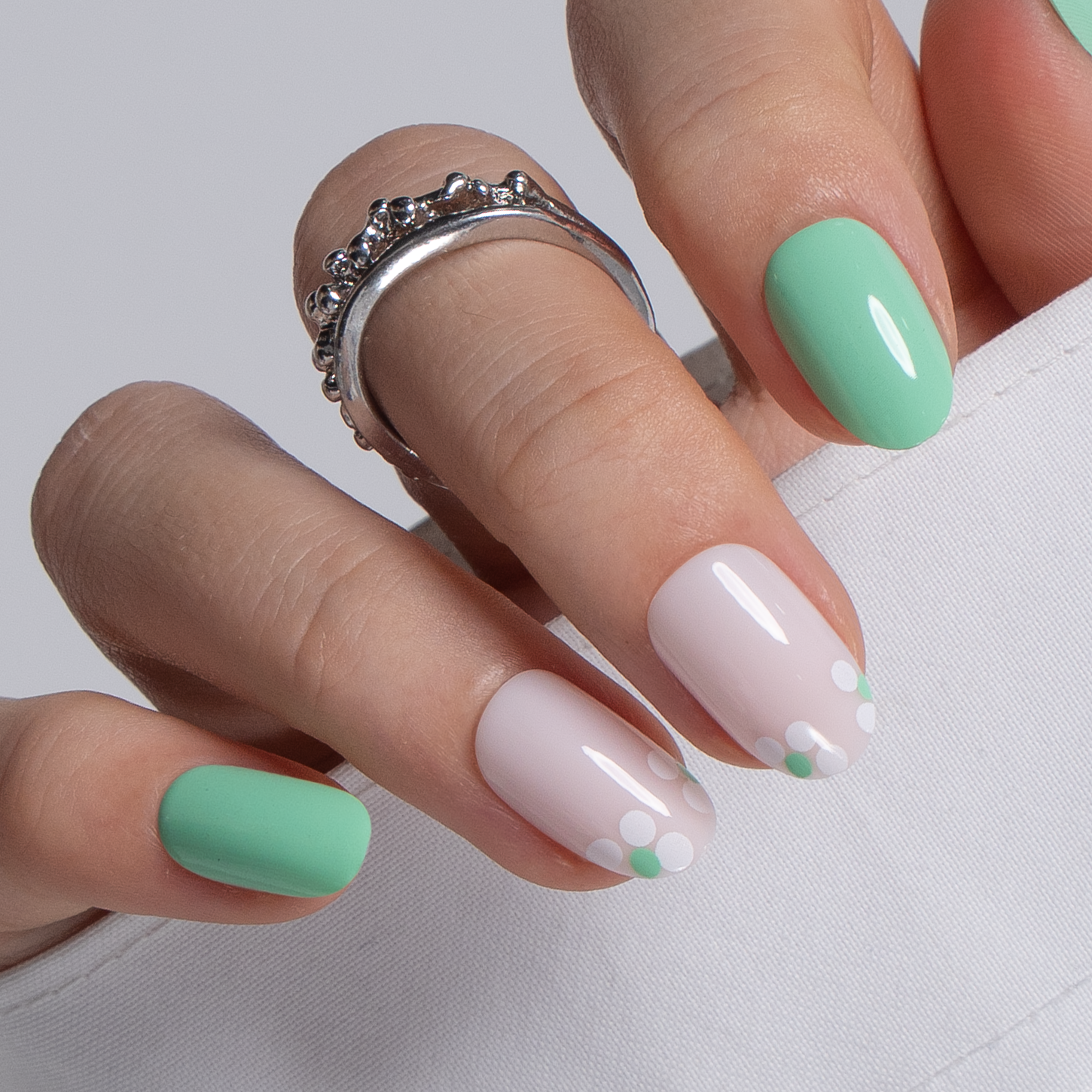 Spring Dot S Oval oval press-on nails
