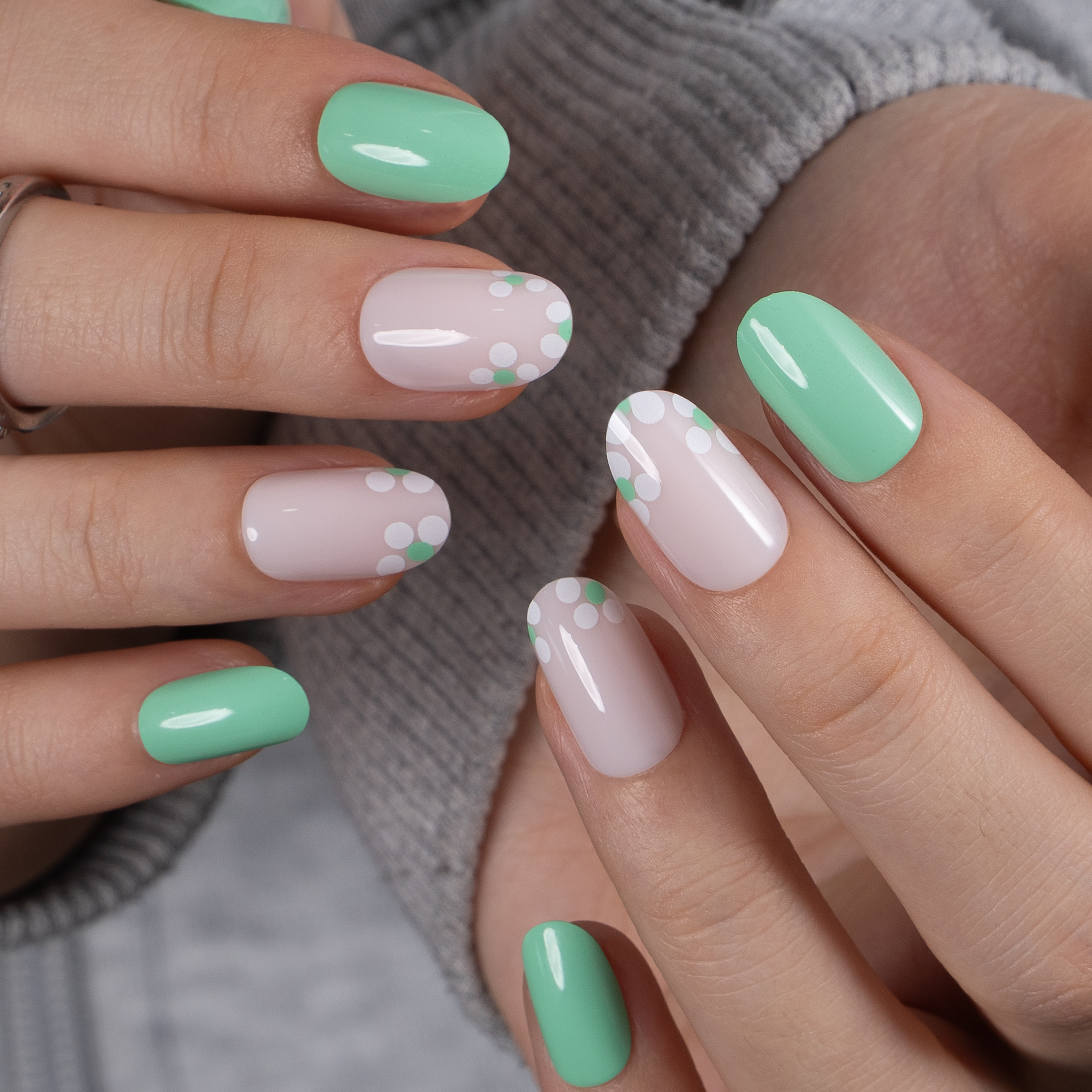 Spring Dot S Oval oval press-on nails