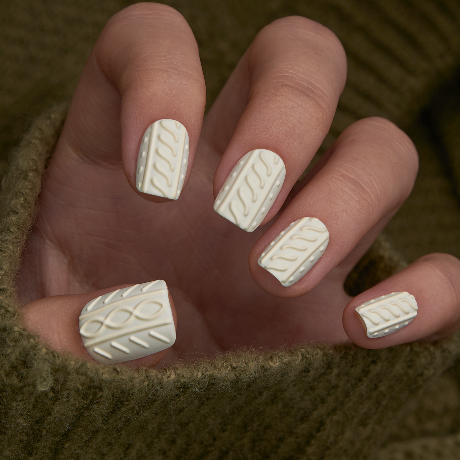 Sweater Embrace short squoval nail detail