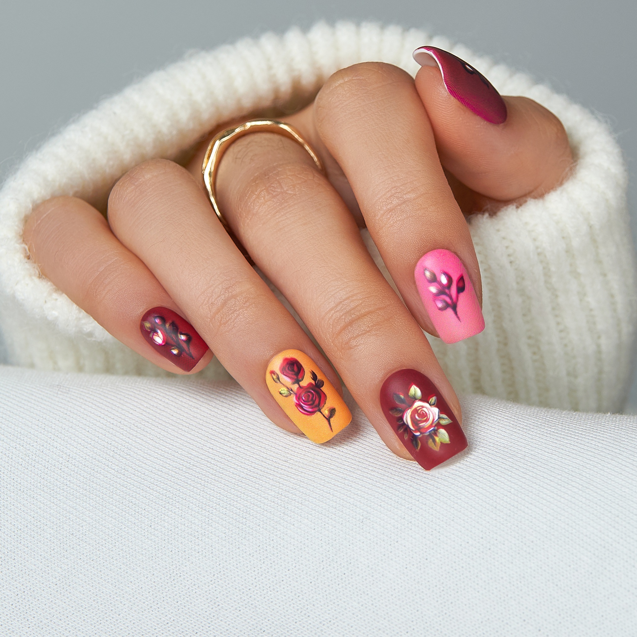 Sweet Floral medium squoval nail detail