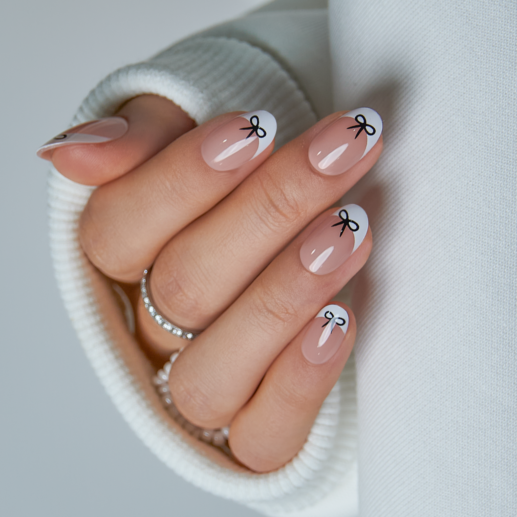 Sweet Knot short oval nail detail