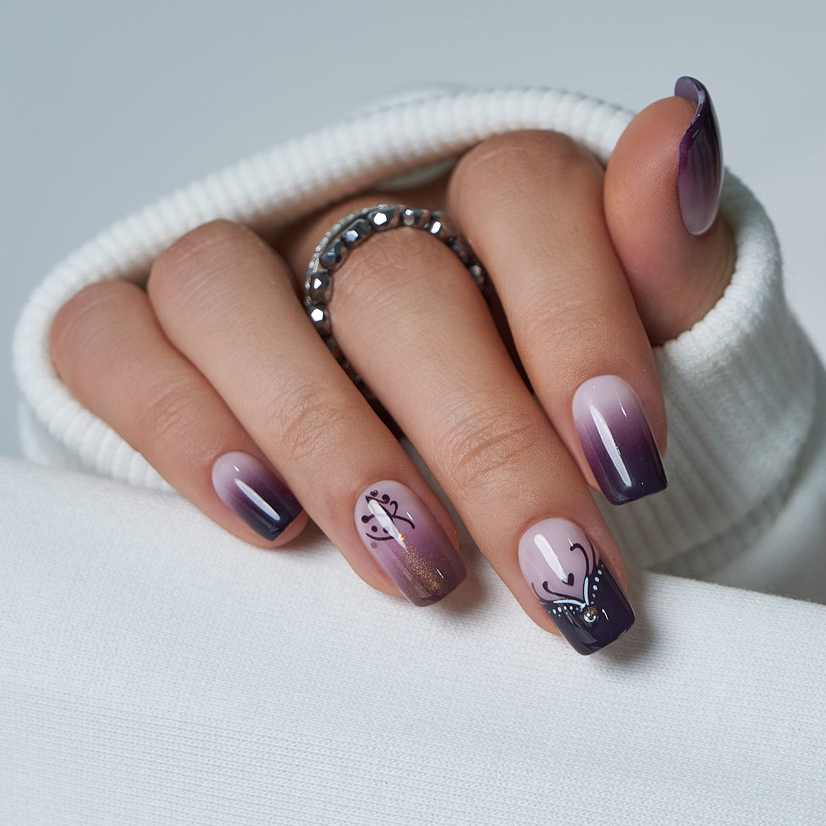Sweet Pearl medium squoval nail detail