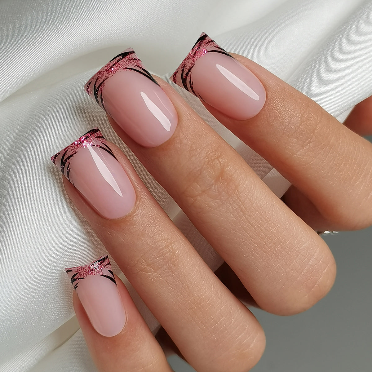 Sweet Wild M Duckbill press-on nails