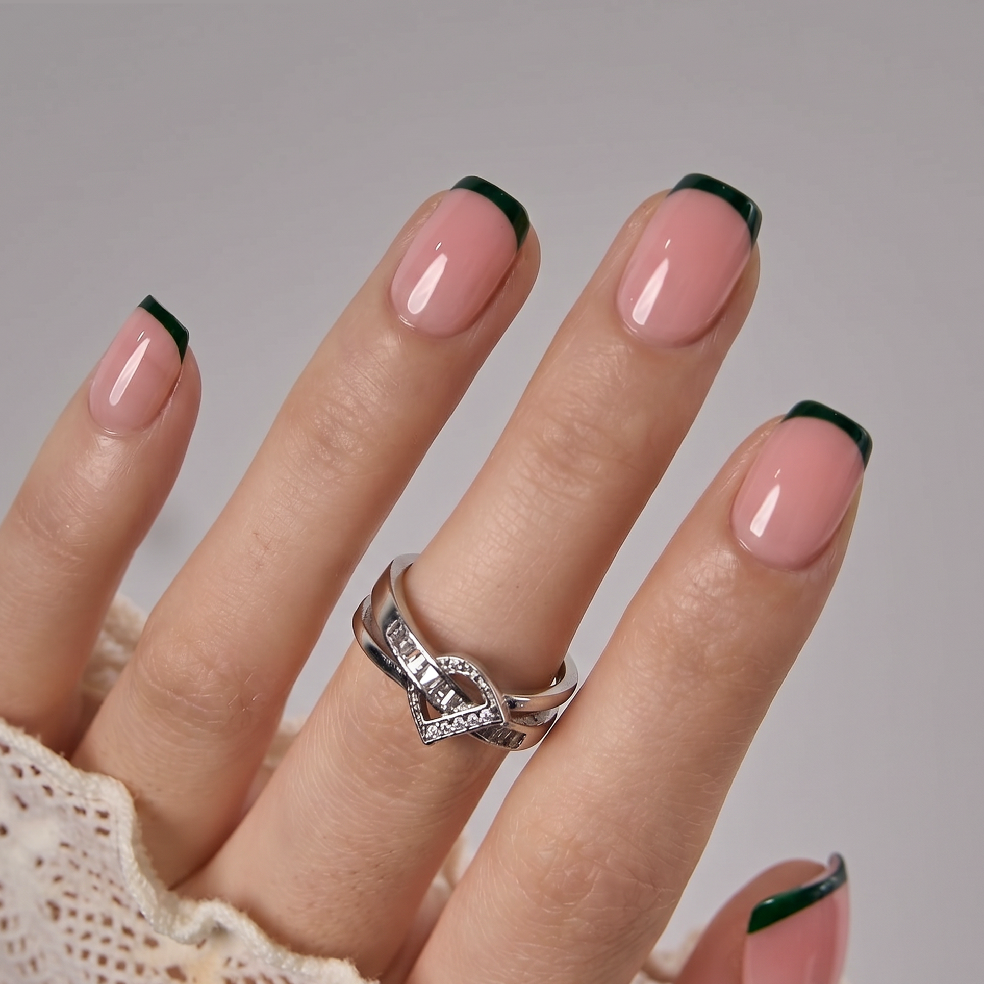 Verdant Edge S Squoval short squoval press-on nails