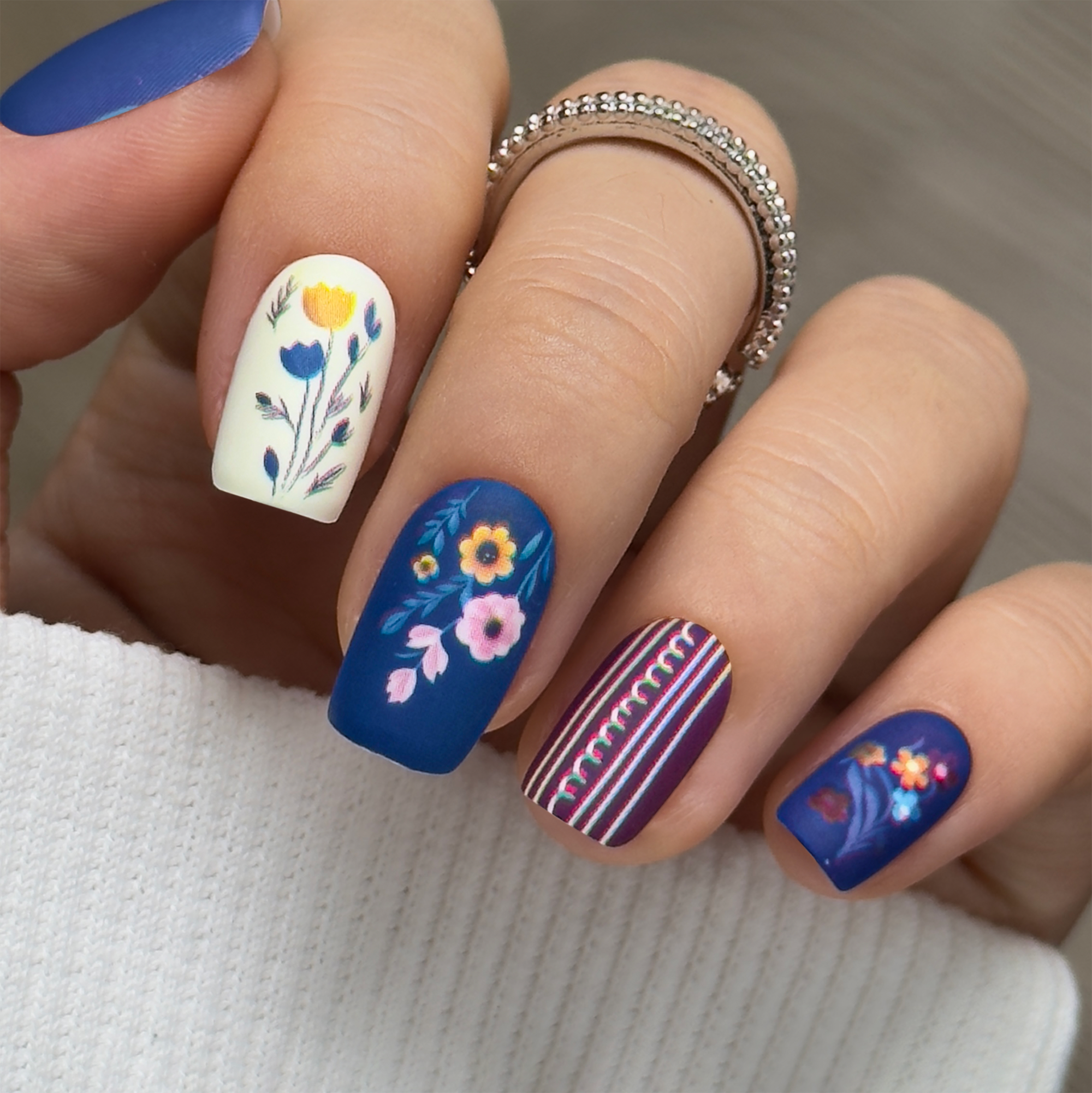 Vintage Floral M Squoval squoval press-on nails